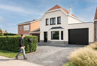 Op een gunstige ligging nabij het centrum bevindt zich deze te renoveren halfopen woning op een perceel van 442 m². Met een bewoonbare oppervlakte...