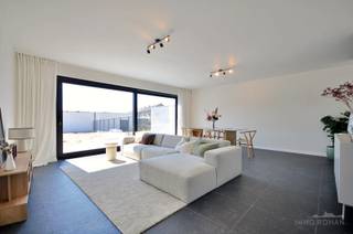 Deze gesloten nieuwbouwwoning is rustig gelegen in <strong>Otegem</strong>, een deelgemeente van Zwevegem, en geniet van een uitstekende bereikbaarheid. U bevindt zich op korte afstand van Avelgem en Anzegem, met een vlotte verbinding naar Kortrijk en Waregem. Bovendien is de E17 snel bereikbaar, wat deze woning ideaal maakt voor pendelaars.<br /><br />De <strong>indeling</strong> van de woning gaat als volgt: via de inkomhal met gastentoilet en praktische berging betreedt u de woning. Aansluitend komt u in de lichtrijke leefruimte, waar u geniet van een aangename connectie met de tuin. De open indeling zorgt voor een ruimtelijk gevoel en omvat een gezellige zithoek, eetplaats en een volledig uitgeruste keuken.<br /><br />Op de eerste verdieping bevinden zich <strong>drie slaapkamers</strong> en een moderne badkamer, uitgerust met een toilet, ligbad, douche en wastafel. Via een vaste trap bereikt u de zolderverdieping, die tal van mogelijkheden biedt, zoals een extra slaapkamer, bureau of hobbyruimte.Daarnaast beschikt de woning over een ruime garage van maar liefst 40 m².<br /><br />Op vlak van comfort en energiezuinigheid is deze woning volledig mee met haar tijd. De verwarming gebeurt via een warmtepomp in combinatie met vloerverwarming, wat zorgt voor een aangenaam binnenklimaat. Bovendien zijn er zonnepanelen voorzien.<br /><br />Meer info? Contacteer Els 0478 61 64 34 of els@immoroman.be