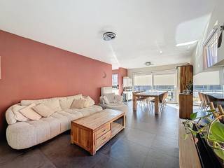 <p><strong><span>Instapklare, Ruime HOB MET 5 SLPK, Tuin én Garage!</span></strong><br /><br />Bent u op zoek naar <strong>een recente, ruime woning</strong> <strong>in een rustige en groene omgeving</strong>? Dan is deze <strong>prachtige halfopen bebouwing in Burst</strong>, deelgemeente van Erpe-Mere, precies wat u zoekt. <strong>Gelegen in een aangename woonwijk</strong> met alle nodige faciliteiten binnen handbereik, biedt deze woning <strong>een ideale combinatie van comfort, ruimte en bereikbaarheid</strong>.</p>
<p>Bij het betreden van de woning komt u in <strong>een riante inkomhal met apart gastentoilet </strong>en voldoende plaats voor een vestiaire. Van hieruit wordt u geleid naar de <strong>bijzonder lichtrijke leefruimte</strong>, waar <strong>grote raampartijen</strong> zorgen voor <strong>een prachtig zicht op het terras en de zonnige, ruime tuin.</strong></p>
<p>De leefruimte sluit naadloos aan op de <strong>open, volledig geïnstalleerde keuken</strong>. Aansluitend bevindt zich <strong>een praktische berging </strong>met aansluiting voor wasmachine en droogkast. Via deze berging bereikt u de <strong>inpandige garage met sectionaalpoort</strong> – <strong>een doordachte en functionele indeling</strong> die het dagelijks comfort aanzienlijk verhoogt.</p>
<p>Op de eerste verdieping bevinden zich <strong>drie volwaardige slaapkamers</strong> en <strong>een verzorgde badkamer</strong>, uitgerust met een dubbele lavabo, toilet en ligbad.</p>
<p>De <strong>zolderverdieping, bereikbaar via een vaste trap</strong> en volledig afgewerkt, biedt plaats aan nog <strong>twee extra, gezellige slaapkamers</strong> – ideaal voor een groot gezin, hobbyruimte of thuiskantoor.</p>
<p>Achteraan de woning geniet u van <strong>een grote, volledig omheinde en zonnige tuin met twee tuinbergingen</strong>. Het <strong>aangelegde terras</strong> vormt de perfecte plek om te ontspannen en te genieten van het buitenleven.</p>
<p>Vooraan de woning zijn er bovendien <strong>twee privatieve staanplaatsen</strong>. Dankzij de handige zijtoegang is zowel de woning als de tuin ook langs de zijkant bereikbaar.</p>
<p><strong>Kortom: een perfect ingedeelde, recente woning met veel ruimte, licht en comfort op een toplocatie!<br /><br /></strong>Voor meer info en/of een bezoek, contacteer uw vastgoedkantoor KURTIMMO via info@kurtimmo.be OF 0476/076993!</p>