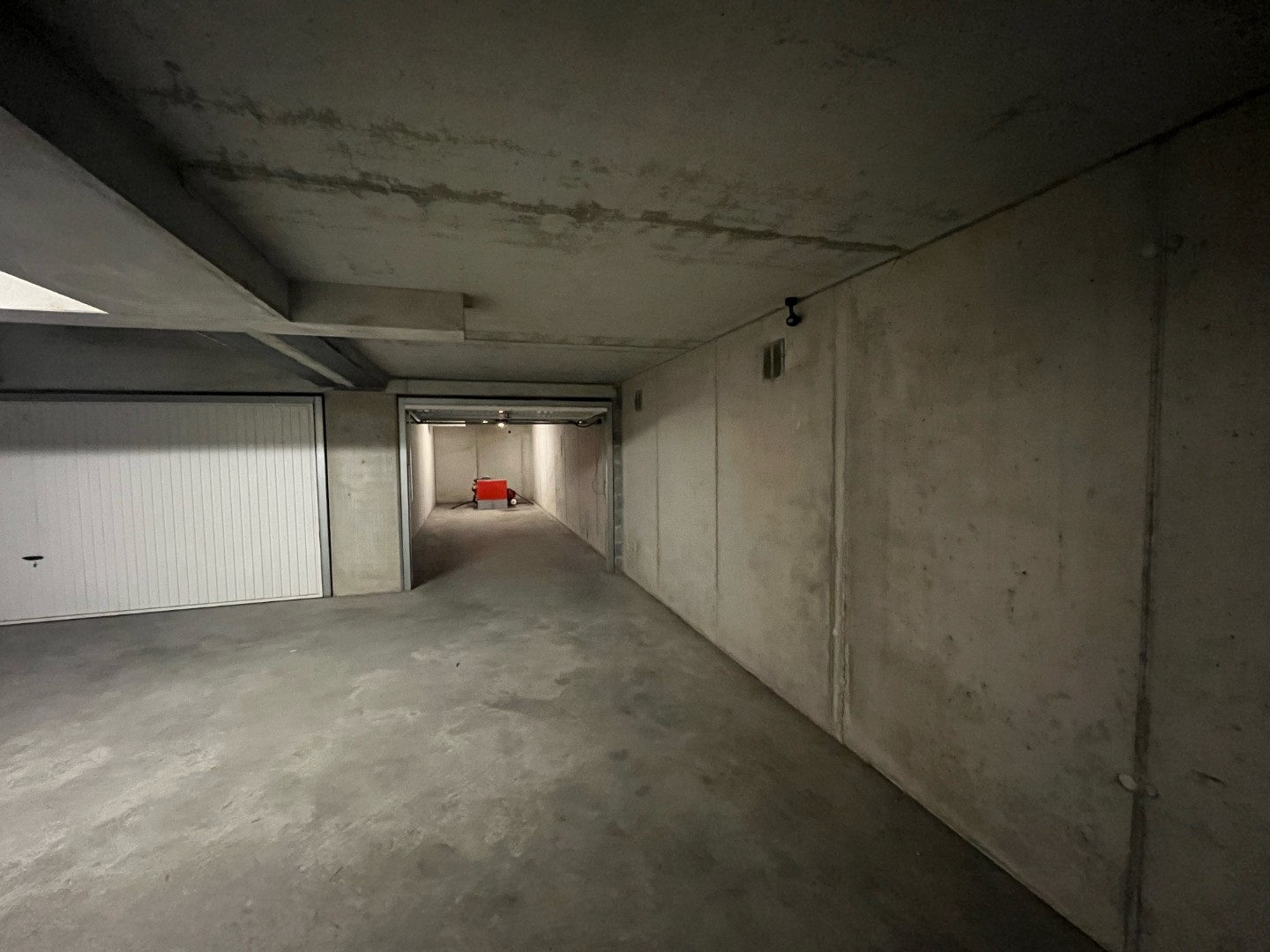 Double garage box longitudinal facilement accessible situé sur Elizabetlaan, à proximité d'Albertplein et de Kustlaan. - photo 4