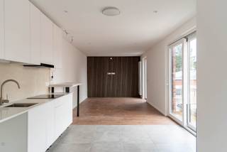 Deze vernieuwde duplex is gunstig gelegen in Zwijndrecht, op korte afstand van winkels, supermarkten, scholen en openbaar vervoer. Ook belangrijke verbindingswegen zijn vlot bereikbaar, waardoor je je gemakkelijk kunt verplaatsen naar Antwerpen en de omliggende gemeenten. De centrale ligging combineert het gemak van alle dagelijkse voorzieningen met het aangename woonkarakter van Zwijndrecht.<br /><br />De duplex is praktisch ingedeeld en biedt met drie slaapkamers voldoende ruimte en comfort. Op de eerste verdieping bevinden zich twee slaapkamers met laminaatvloer, een badkamer uitgerust met een inloopdouche en lavabomeubel, en een apart toilet. De tweede verdieping beschikt over een ruime masterbedroom met een afzonderlijk toilet, wat zorgt voor extra privacy en comfort. Daarnaast werd het dak en muren geïsoleerd, wat bijdraagt aan een aangenaam wooncomfort.<br /><br />De woning is onmiddellijk beschikbaar en er zijn geen gemeenschappelijke kosten.<br /><br />Ben je op zoek naar een ruime, vernieuwde duplex op een centrale locatie? Neem gerust contact met ons op voor meer informatie of om een bezoek in te plannen!<br /><br />EPC: 587 kWh/m²