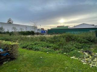 Deze bouwgrond in Ooigem (Wielsbeke) is heel gunstig gelegen. Je woont er in de buurt van winkels, scholen en openbaar vervoer. Bovendien geniet je van een vlotte verbinding met de belangrijke invalswegen. De grootte van de villapercelen en de ruime voorschriften bieden je tal van mogelijkheden. Hier bouwen wij jouw nieuwe, energiezuinige woning volledig op maat, tegen een vaste prijs. Contacteer ons en ontdek alle mogelijkheden.