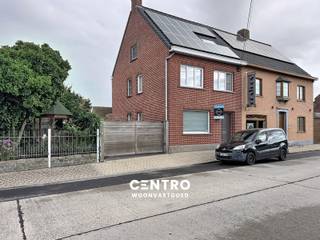 Instapklare woning met zeer veel RUIMTE in de geliefde wijk 'Don Bosco' te Torhout!<br /><br /><strong>INDELING:<br /><u><em>Gelijkvloers:</em></u></strong><br />Ruime inkomhal - LICHTRIJKE living - volledig ingerichte keuken (O.a. met keramisch fornuis, dampkap, dubbele spoelbak, combi-oven, frigo en vaatwasmachine) - wasplaats (met alle voorzieningen voor wasmachine en droger) - afzonderlijk gastentoilet - badkamer (O.a. met dubbel lavabomeubel, ligbad én douche) - ruime oprit - volledig aangelegde tuin met ZUIDgericht terras en tuinhuis.<br /><br /><u><em><strong>Eerste verdieping:</strong></em></u><br />Nachthal - 2 ruime slaapkamers.<br /><br /><u><em><strong>Tweede verdieping:</strong></em></u><br />Nachthal - afzonderlijk toilet - 2 slaapkamers.<br /><br /><u><strong>Opmerkingen:</strong></u><br /><strong>- De elektriciteit werd volledig GOEDgekeurd!</strong><br />- Overal ROLLUIKEN aanwezig.<br />- 18 ZONNEPANELEN aanwezig!<br />- Overal DUBBELE beglazing (PVC).<br />- Waterverzachter aanwezig.<br /><br />Zeer LEUKE gezinswoning met alle COMFORT voor JONGE GEZINNEN! Aarzel zeker niet om ons te contacteren voor een bezoek ter plaatse: 050/70.01.02 - info@centro.be.