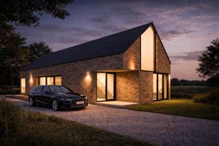 Unieke casco woning op 2ha grond. Een uitzonderlijke casco woning gelegen in het landelijke Lo-Reninge, midden in het groen op een prachtig perceel van 2 hectare. Deze woning is opgetrokken met oog voor kwaliteit en architectuur, en bevindt zich momenteel in ruwbouwfase. De woning valt onmiddellijk op door haar moderne uitstraling, de overvloed aan grote raampartijen en de unieke lichtinval die in elke ruimte voelbaar is. Dankzij de volledige onderkeldering beschikt deze woning over een enorme extra oppervlakte die voor diverse doeleinden kan worden benut zoals opslag, hobbyruimte, wellness of extra woonlagen. Rondom het huis geniet je van weidse uitzichten en volledige privacy, omringd door uitgestrekte velden en een gevoel van rust dat je zelden nog vindt. Op het domein bevinden zich ook meerdere bijgebouwen die perfect kunnen dienen als opslagruimte, werkatelier of als stalling voor dieren, wat deze eigendom uitermate geschikt maakt voor wie droomt van een landelijke woonst met ruimte voor hobby’s of kleinschalige dierenhouderij. De locatie combineert het beste van twee werelden: een landelijke en rustige omgeving met tegelijk een vlotte bereikbaarheid naar de kust en omliggende steden. Deze woning biedt een zeldzame kans voor wie op zoek is naar ruimte, vrijheid en de mogelijkheid om zelf de afwerking volledig naar eigen smaak te bepalen. Verkoop onder registratierechten. Foto 2,4,5,9,11 & 20 zijn foto's die bewerkt werden om een voorbeeld te geven hoe de woning kan worden ingericht.