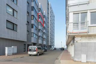 Ruime studio met prachtig lateraal zeezicht te koop. Deze instapklare studio bevindt zich op de vierde verdieping van de residentie Majestic, gelegen vlak aan de Zeedijk waarbij men geen straat hoeft over te steken. Tevens vlakbij winkels, horeca, het casino en openbaar vervoer.Indeling :- inkom (3m²) met vestiairekast - leefruimte (25m²) vanwaar men geniet van prachtig lateraal zeezicht- open keuken voorzien van inductie kookplaat, vaatwas en frigo met vriesvak- aparte kamer (5m²) - badkamer (4m²) voorzien van douche, toilet en lavabo meubelPluspunten :- magnifiek zijdelings zicht op zee- vlakbij tramhalte- recente gevelrenovatie - lift conform huidige regelgeving - verwarming op aardgas - conform elektriciteitsattest - gemeenschappelijke fietsenbergingBent u op zoek naar een vastgoed met prachtig zeezicht te koop in Middelkerke? Aarzel dan niet om uw afspraak vast te leggen!Bestuursmaatregelen in het maatregelenregister: nee