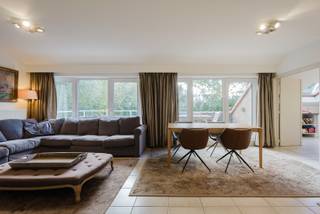 Dit aangename appartement lig op het einde van een doodlopende straat net naast De Groene Long te Kuurne en maakt deel uit van een kleinschalige en rustige residentie met slechts vier appartementen. <br /><br />Het appartement bevindt zich op de eerste verdieping en is bereikbaar via de trap. Bij het binnenkomen is er een inkomhal met een afzonderlijk gastentoilet. Vervolgens kom je in de ruime woonkamer, waar voldoende plaats is voor een gezellige zithoek met televisie, een grote eettafel en zelfs een praktische bureauruimte. Aansluitend bevindt zich de keuken, die mooi in verbinding staat met de leefruimte.<br /><br />Aan de achterzijde van het appartement bevinden zich twee slaapkamers en een badkamer, uitgerust met zowel een ligbad als een douche. Aan de andere zijde van het appartement is er bovendien nog een extra kamer, die perfect dienst kan doen als bureau, hobbyruimte, dressing of extra slaapkamer. Een praktische wasberging zorgt voor bijkomende bergruimte.<br /><br />Een absolute troef is het ruime terras van maar liefst 20 m². Vanuit de woonkamer stap je rechtstreeks naar buiten en geniet je hier in alle rust van een mooi en groen uitzicht over de groene long van Kuurne. Een aangename plek om te ontspannen, buiten te eten of simpelweg te genieten van de rust.<br /><br />Aan de achterzijde beschikt het appartement over een ruime garage die rechtstreeks toegang geeft tot het appartementsgebouw, wat bijzonder praktisch is. Vooraan zijn er, net voor de voortuin, vier gastenparkeerplaatsen voorzien. Hier bevinden zich eveneens de brievenbussen. Via een verzorgd wandelpad bereik je de algemene inkomhal van het gebouw.<br /><br />Een bijzonder interessant appartement voor wie op zoek is naar ruimte, rust en een aangename buitenomgeving, en dit in een kleinschalige residentie.<br /><br />Vrij op 01/12/2026.<br />Gemeenschappelijke kosten: 70 euro<br /><br />Waarom net dit aanbod overwegen?<br /><br />✔ ruim appartement 131m²<br />✔ naast De Groene Long<br />✔ prima EPC B<br />✔ zeer verzorgd<br />✔ inpandige garage<br />✔ zonneterras 20m²<br />✔ op einde van doorlopende straat<br />✔ dicht bij het centrum<br /><br />Geïnteresseerd? Vul eenvoudig het contactformulier in en we nemen spoedig contact op.