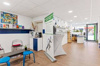 Deze handelszaak met duplexappartement en privétuin staat te koop!De handelszaak is volledig afgewerkt en instapklaar, met een aparte bureauruimte...