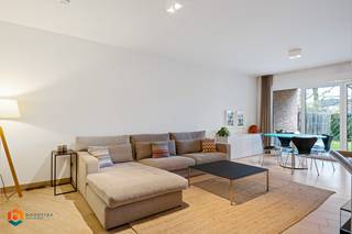 Op een uitstekende locatie in Mechelen bevindt zich dit moderne appartement met 2 slaapkamers, 1 ondergrondse parkeerplaats en een terras. U bevindt zich hier vlakbij winkels, eet-en drankgelegenheden, scholen en het openbaar vervoer. Verder geniet u van een goede bereikbaarheid naar belangrijke invalswegen.<br /><br />We betreden het appartement via de inkomhal met apart toilet. De ruime leefruimte met open keuken, dewelke voorzien is van de voornaamste toestellen,  geniet van zeer veel lichtinval door de grote raampartijen. Verder beschikt het appartement over twee slaapkamers, een berging en een badkamer uitgerust met lavabo en douche. In de tuin met terras kan u steeds in alle rust en privacy genieten van het mooi weer. Verder beschikt het appartement over 1 ondergrondse parkeerplaats en een berging. De gemeenschappelijke kosten bedragen €100/maand.<br /><br />Het appartement is beschikbaar vanaf 6/04/2026.<br /><br />U dient een bezoekaanvraag in te dienen via het zoekertje op onze website via de knop "vraag bezoek aan".<br /><br />Dit is een uitstekende opportuniteit als u op zoek bent naar een instapklaar appartement met 2 slaapkamers, 1 ondergrondse parkeerplaats en een tuin op een toplocatie te Mechelen. Contacteer ons voor meer informatie op 0468/25.68.03 of neem een kijkje op www.boonstravastgoed.be . <br /><br />Bijzonderheden: <br />- 2 slaapkamers<br />- Uitstekende ligging <br />- Goede bereikbaarheid naar belangrijke invalswegen