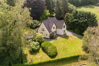Dit charmant huis met grote tuin is gelegen op een unieke locatie in Geraardsbergen. Aan de stadsrand en dichtbij scholen en winkels, in een oase van groen op een zeer gewilde locatie - ONTDEK DE MOGELIJKHEDEN VAN AI VIA ONZE WEBSITE: www.cornelis-goeman.be<br /><br />Het huis heeft een statige inkomhal met gemakkelijke trap naar boven. Via de inkomhal kom je in de ruime living met veel lichtinval en een parketvloer met houtkachel, de living werd reeds nieuw geverfd. De keuken is ingericht met vaatwas, kookplaat en dampkap, oven, frigo. Er is centrale verwarming op mazout maar in de keuken staat nog een aangenaam kolenkacheltje.<br />Er is een apart toilet in de inkomhal.<br /><br />Op het eerste verdiep bevinden zich 3 ruime slaapkamers met aangename parketvloer en een badkamer en apart toilet.<br />De kamers werden reeds geschilderd met unieke techniek, 1 slaapkamer heeft ook een lavabo. De 2 andere kamers hebben een mini-dressing.<br />De badkamer is aan vernieuwing toe.<br /><br />Het huis is volledig onderkelder en heeft verschillende mogelijkheden.<br /><br />De tuin is zeer uniek en origineel met aangenaam terras aansluitend op living. Verder is er nog een garage met opbergruimte.<br /><br />Automatische zonnewering (boven terras) aan schuifraam in living.<br /><br />EPC D, elektriciteit werd recent vernieuwd en is conform, asbestveilig.<br /><br />Meer info of een bezoek: Isabelle 0498/10.69.56 of isabelle@cornelis-goeman.be