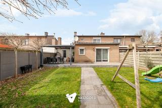 <p><span>Gerenoveerde woning met 3 slaapkamers en gezellige stadstuin in Heusden centrum.</span></p><p><span> </span></p><p><span>Belangrijkste troeven: </span></p><p><span>- Centrale ligging</span></p><p><span>- Kwalitatief afgewerkt</span></p><p><span>- Uitstekend onderhouden</span></p><p><span>- Gezellige tuin</span></p><p><span>- Kwalitatief gerenoveerd</span></p><p><span>- 3 slaapkamers</span></p><p><span>- Inpandige garage</span></p><p><span> </span></p><p><span>Bekijk zeker ook de foto's en de grondplannen met de afmetingen. Zo krijgt u van thuis uit al een perfect beeld van wat deze woning te bieden heeft!</span></p><p><span> </span></p><p><span>Wenst u meer info of een vrijblijvende bezichtiging, contacteer dan ons kantoor op het nummer 011 85 15 15 en wij helpen u graag verder.   </span></p>