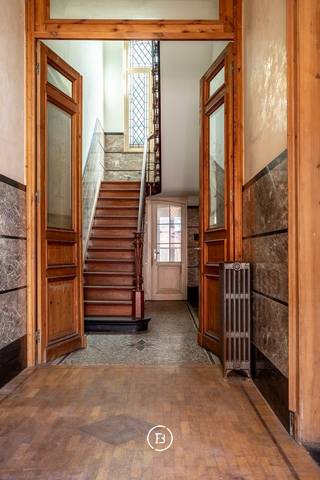 In the heart of Izegem, we find this authentic double townhouse. This unique renovation project offers tremendous potential due to its size and central location.<br />The facade has already been completely repainted.<br /><br />Come experience the charm of this property during an on-site visit.<br /><br />Extra highlights<br /><br />Built-in tandem garage<br />Large city garden<br />Substantial living space of 541 m²<br />Huge attic with lots of potential