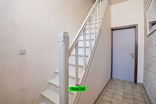 In de stadskern van Poperinge, bevindt zich deze woning. Deze woonst heeft een totale oppervlakte 232m² en is goed onderhouden. De indeling gaat...