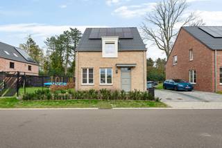Nieuwbouw (2023) gezinswoning nabij centrum DesselE-peil 16 | 3 slaapkamers | 333 m² perceelDeze energiezuinige gezinswoning werd gebouwd in 2023 en...