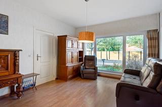DE PRIJS IS INCLUSIEF DE GARAGEBOX - Deze prima onderhouden gezinswoning is gelegen in een doodlopende straat in een rustige woonwijk nabij het centrum van Hoevenen. Scholen, winkels, openbaar vervoer en ook de centra van Stabroek en Kapellen zijn allemaal vlot bereikbaar. U betreedt de woning via een aparte inkomhal met gastentoilet. Het gelijkvloers bestaat verder uit de woonkamer, de keuken, de veranda en een achterliggende berging. Op de eerste verdieping bevinden zich drie slaapkamers en de praktische badkamer met douche en wastafel met meubel. Een troef van de woning is de zolderruimte, die bereikbaar is via een vlizotrap en de mogelijkheid biedt om twee extra slaapkamers te creëren of de ruimte naar eigen wens in te vullen. De oostelijk georiënteerde tuin is de ideale plek om van de ochtend- en middagzon te genieten. Schuin tegenover de woning bevindt zich ook nog een aparte garagebox met manuele poort. Deze is inbegrepen in de vraagprijs.