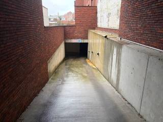 Deze ondergrondse parkeerplaats is gelegen in een recent en modern gebouw in de Mechelsestraat in Leuven en vormt een uitstekende oplossing voor...