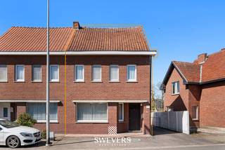 Voor meer info en foto’s, surf naar www.swevers.be – Halfopen woning met renovatiepotentieel gelegen aan de Grote Eggestraat 18 in Zonhoven. Gebouwd in 1949 en met een bewoonbare oppervlakte van 131 m² biedt deze woning een solide basis voor wie een eigen woonproject wil realiseren. De indeling is klassiek en praktisch, met op het gelijkvloers een inkomhal, bergruimte, een lichtrijke woonkamer van 29,6 m² en een aansluitende keuken van 16 m2. Verder zijn er een wasruimte, apart toilet en een veranda met toegang naar buiten.<br />Op de eerste verdieping bevinden zich twee slaapkamers (14,8 m² en 10,4 m²) en een centraal gelegen badkamer. Via een vaste trap bereikt u de ruime zolder van 48 m², die mogelijkheden biedt voor extra kamers of een hobbyruimte. De woning staat op een perceel van 431 m² met westelijke oriëntatie, wat zorgt voor aangename zon in de namiddag en avond. Achteraan bevindt zich een tuin met potentieel om een fijne buitenruimte te creëren. Extra troef is de garage van 35 m². Gelegen op een gunstige locatie nabij scholen, openbaar vervoer, winkels en met een vlotte verbinding naar omliggende steden. Ideaal voor renovatieliefhebbers die op zoek zijn naar ruimte en mogelijkheden. Voor meer informatie, bel 011 255 155. Bron bewoonbare oppervlakte: EPC – verslag. Dit pand is onderworpen aan de renovatieverplichting van de Vlaamse overheid voor residentiële gebouwen (behoudens bij sloop binnen 5 jaar na de aankoop). Consulteer voor meer informatie de website van het Vlaams Energie- en Klimaatagentschap via https://www.vlaanderen.be/een-huis-of-appartement-kopen/renovatieverplichting-voor-residentiele-gebouwen.