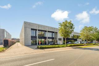 Recent instapklaar kantoor (386m²) op het eerste verdiep te huur te Loppem. <br /><br />Gelegen op een steenworp van de op- en afritten E40.<br /><br />Indeling:<br />- Inkomhall met onthaal.<br />- Drie ruime burelen in glas<br />- Landschapsbureel<br />- Twee vergaderzalen<br />- Keuken met kitchenette<br />- Sanitair<br /><br />Afwerking en voorzieningen:<br />- Rolarchief<br />- 5 laadpalen <br />- keramische tegelvloer<br />- LED-verlichting<br />- Aluminium schrijnwerk met zonnewering.<br />- Airconditioning<br />- Ruime parking<br />- Lift<br />- Rolarchief<br /><br />Aarzel zeker niet ons te contacteren indien dit bedrijfsvastgoed bestaande uit een kantoor te huur in Loppem u mogelijks kan interesseren.<br />