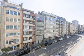  * Dit één slaapkamer appartement is gelegen in de Koningsstraat, op enkele stappen verwijderd van het strand, Casino Kursaal, winkelstraten, ... *...