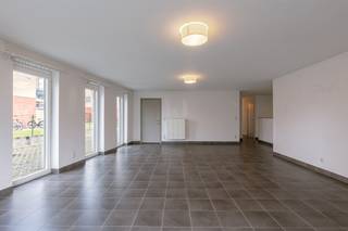 Zeer ruime appartement met tuintje en 2 slaapkamers<br /><br />EPC: B (139) <br />Mobiscore: 9,4/10 <br /><br />Nabij het UZ Gent, op het gelijkvloers, bevindt zich dit ruime tweeslaapkamerappartement dat alle comfort en moderne voorzieningen biedt. De grote leefruimte met halfopen keuken is voorzien van alle nodige apparatuur zoals een koelkast, oven, kookplaat en vaatwasmachine. Een handige bergruimte is beschikbaar voor het plaatsen van een wasmachine, droger en diepvries. Het appartement bevindt zich in een nieuwbouwproject van 2012. Vanuit de leefruimte heeft u toegang tot een prachtige stadstuin met terras waar u rustig kunt genieten van buitenleven. Het appartement beschikt over twee comfortabele slaapkamers en een geïnstalleerde badkamer met een dubbele wastafel, toilet en een douche. Er is ook een extra toilet in een aparte ruimte voor extra gemak en privacy. Verplicht aan te kopen: autostaanplaats (20 000 euro).<br /><br />Dit appartement combineert ruimte, comfort en een gunstige locatie, op slechts een steenworp afstand van het UZ Gent en met uitstekende verbindingen naar het stadscentrum. Mis deze unieke kans niet en neem vandaag nog contact met ons op voor een bezichtiging! Ideaal voor investeerders, meerwaardezoekers, starters ouders met studerende kinderen. <br /><br />Verhuurwaarde: €1.200/maand<br /><br />CONTACT: Laura via 0473 41 35 62 of mail naar info@vicusvastgoed.be