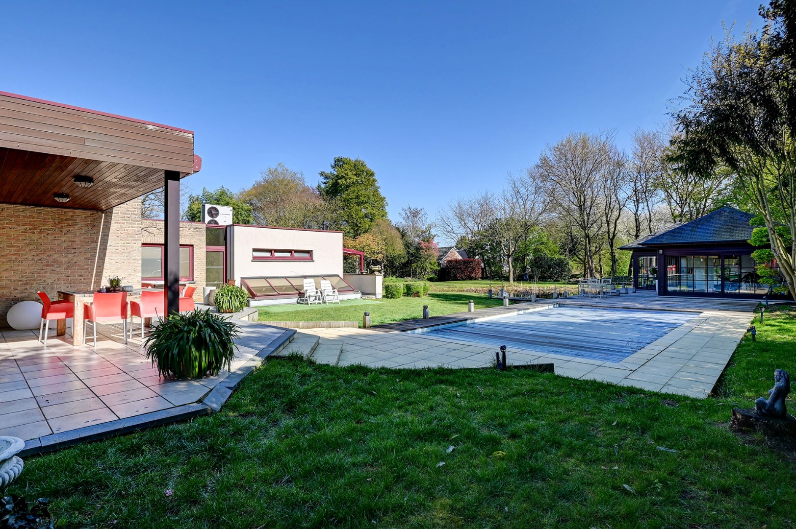 Uitzonderlijk kantoorgebouw met woonst - foto 4