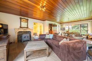 INDELINGBij het binnenkomen word je verwelkomd in de inkomhal met gastentoilet.Langs de inkomhal kom je in de gezellige leefruimte met houtstoof,...