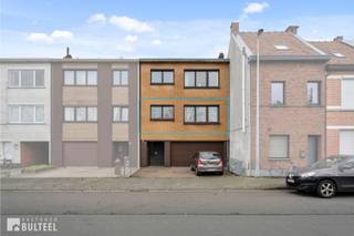 Dit ruime appartement op de eerste verdieping is gelegen in een kleinschalige residentie te Sint-Niklaas. Het appartement bestaat uit een inkomhal met ruimte voor vestiaire en een apart toilet, een ruime lichtrijke living, een ingerichte keuken, twee ruime slaapkamers en een badkamer met wastafel en ligbad. De elektriciteit is conform, het appartement is asbestveilig en het beschikt over een zeer interessant EPC-attest. Dit dankzij de gevelisolatie, ramen met dubbel glas en verwarming met zowel vloerverwarming, centrale verwarming en een houtkachel. Daarbovenop zijn de ramen vooraan voorzien van zonnescreens. Kortom een zeer solide appartement dat hier en daar een beetje opfrissing kan gebruiken. Het appartement wordt momenteel verhuurd en is daarom ook interessant als investering (mogelijkheid tot aankoop van een tweede appartement in hetzelfde gebouw aan 198.000 Euro). Verder is er ook nog de mogelijkheid tot aankoop van een inpandige autostaanplaats met berging en buitenstaanplaats aan 15.000 Euro. Vlotte verbinding naar het station van Sint-Niklaas. Contacteer ons zeker voor uw bezoek!