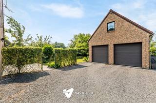 <p><span>RUIME GEZINSWONING IN ZEER GEGEERDE WIJK IN VIVERSEL MET PRACHTIG AANGELEGDE TUIN EN WERKHUIS. </span></p><p><span> </span></p><p><span>Welkom bij deze indrukwekkende woning gelegen in het charmante Viversel (Heusden-Zolder). Dit karaktervolle huis is recent volledig gerenoveerd en perfect onderhouden.</span></p><p><span> </span></p><p><span>RUIMTE EN INDELING</span></p><p><span>De bewoonbare oppervlakte van 241 m² en 5 slaapkamers geven u alle vrijheid om naar wens in te richten. Het interieur telt diverse lichtrijke leefruimten, waaronder een gezellige woonkamer met open haard. De lichte, moderne keuken vormt een praktische en centrale plek voor het gezinsleven, en de ruime tweede eetruimte met een prachtig zicht over de tuin.</span></p><p><span> </span></p><p><span>BUITENRUIMTE</span></p><p><span>Het meest opvallende kenmerk van deze woning is de schitterende omgeving. Het uitgestrekte terrein van bijna 23 are is omgeven door natuurlijke groenvoorzieningen en biedt volop privacy. De aangelegde terrassen zijn ideaal voor buiten genieten en het onderhouden van contact met de natuur. Dit is een echte oase van rust en groen.</span></p><p><span> </span></p><p><span>PRAKTISCHE VOORZIENINGEN</span></p><p><span>De woning is voorzien van alle praktische elementen gaande van een wasberging en tal van inbouwkasten tot zonnepanelen. Daarnaast is er ook een vrijstaande garage/ werkhuis aanwezig voorzien van een kelder en zolder beide bereikbaar met een vaste trap. </span></p><p><span> </span></p><p><span>SAMENVATTEND</span></p><p><span>Dit is een geweldige gelegenheid voor kopers die waarde hechten aan ruimte, privacy en natuurlijke omgeving. </span></p><p><span> </span></p><p><span>Wenst u meer info of een vrijblijvende bezichtiging, contacteer dan ons kantoor op het nummer 011 85 15 15. </span></p>