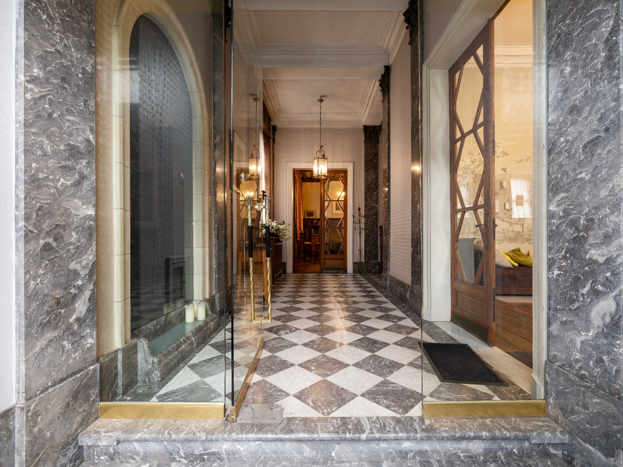 Handelsgelijkvloers in karaktervol pand van +200m2 met parking gelegen in Hasselt centrum. - foto 2