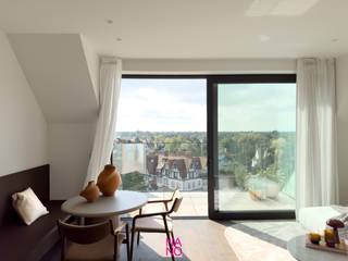 In het midden van Het Zoute treft men deze uiterst exclusieve duplex penthouse in het recent en prestigieuze project Pogany.<br /><br />Deze parel combineert moeiteloos esthetiek met praktische meerwaarde, van verfijnd design tot een doordachte functionaliteit.<br /><br />Met een bewoonbare oppervlakte van 135 m² en perfect georiënteerde zonneterrassen met een indrukwekkend uitzicht op de authentieke villa's in Het Zoute, is het hier zalig verblijven. <br /><br />Opgetrokken in 2022 met een ongeëvenaarde aandacht voor detail, werd er resoluut gekozen voor topmaterialen met eindeloos maatwerk.<br /><br />Op de benedenverdieping bevindt zich een zuidgerichte lichtrijke leefruimte met design gashaard, een op maat gemaakte keuken voorzien van hoogwaardige Miele-apparatuur en uitgevend naar een tweede ruime terras, een grote technische berging naast de keuken en een gastentoilet.<br /><br />Op de verdieping vinden we twee ruime slaapkamers terug die elk voorzien zijn van een eigen badkamer.<br /><br />Het exclusief meubilair in dit appartement werd voorzien door RR en zijn inbegrepen in de verkoopprijs. <br /><br />Ten slotte is er nog een privatieve berging aanwezig in het gebouw. <br /><br />Heeft u interesse? Contacteer NANO via 050 60 60 78 of info@immonano.be.
