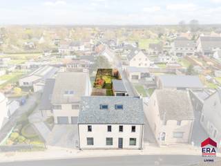 <p>Ben je op zoek naar een instapklare gezinswoning met 5 slaapkamers, ruime garage en zonnige tuin in Haaltert? Gevonden!</p>

<p>Deze uitzonderlijk ruime woning in de Ekentstraat combineert comfort, energiezuinigheid en veelzijdigheid op een toplocatie. Met maar liefst 358 m² bewoonbare oppervlakte is dit de ideale thuis voor grote gezinnen, zelfstandigen of wie wonen en werken moeiteloos wil combineren. De woning werd totaal gerenoveerd in 2011 en kreeg in 2024 nog een upgrade van de achterbouw, waardoor je hier werkelijk zonder zorgen kan intrekken. <span>Extra troeven zijn het gunstige EPC-label B, 15 zonnepanelen, een 3-fase Wallbox laadpaal, conforme elektriciteit, Tado-verwarming, alarmsysteem, camerabewaking, videofonie, plafondspeakers, vliegenramen, waterverzachter en nog veel meer. Bovendien woon je hier groen en rustig, met winkels, scholen, station en de E40 vlot bereikbaar.</span></p>

<p>Binnen geniet je van een royale leefruimte met zithoek, eetkamer en een volledig ingerichte leefkeuken met granieten werkblad en kwalitatieve toestellen van Miele, Bosch en Novy. Verder vind je op het gelijkvloers onder meer een veranda, technische ruimte, apart toilet, bureau en een extra stockage -of werklplaats. Op de verdieping bevinden zich drie volwaardige slaapkamers en een grote badkamer met inloopdouche, ligbad en dubbele wastafel. De afgewerkte zolderverdieping van maar liefst 63 m² met elektrische zonnewering en verduistering vormt een volwaardige extra slaap-, hobby- of polyvalente ruimte. Ook buiten heeft deze woning heel wat te bieden, met een ruime garage (automatische garagepoort) die bereikbaar is via de automatische schuifpoort rechts naast de woning, extra afgesloten bergingen en een mooie tuin. Wil je deze instapklare topper zelf ontdekken? Contacteer ons vandaag nog voor een bezoek in te plannen!</p>