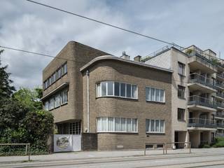 <strong>Omgeving Sint-Pieters station - Imposante half vrijstaande villa met parktuin, in nieuwe zakelijkheid naar een ontwerp van architect Geo Bontinck (1935).</strong><br /> <br /><em>Voor meer informatie mail naar info@carloeggermont.be</em><br /> <br />Indrukwekkende ruimtelijkheid (468 m2 bvo) in combinatie met uitgepuurde interbellumarchitectuur maken van dit pand een ware parel met grandeur. Interbellum architectuur (baksteenarchitectuur, glas in loodramen, natuursteen, metalen ramen, parketvloeren…) is samenhang met esthetiek die orde en overzicht uitstraalt. Een geslaagde symbiose tussen de ‘nieuwe zakelijkheid’ en ‘art-déco’.<br /> <br />Het perceel van 1.354 m2 omvat een prachtige tuin met oude parkbomen en heel wat groen wat zorgt voor een bijzondere beleving “een oase van groen” en complete privacy.<br /> <br />Het pand vraagt om een opfrissing maar omvat maar liefst 8 slaapkamers, een praktijkruimte en wachtzaal, verschillende buitenruimtes… <br /><br />De oppervlakte van het pand in combinatie met de ligging maken het mogelijk dat het pand polyvalent ingezet kan worden.<br /> <br /><strong><em>Kortom, dit is een unieke opportuniteit voor wie op zoek is naar een ruim, karaktervol pand met tuin op een gegeerde locatie nabij het centrum van de stad.</em></strong>