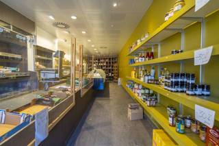 Dit handelspand in Bavikhove biedt heel wat mogelijkheden voor wie op zoek is naar een eigen praktijkruimte of commerciële bestemming.De indeling...