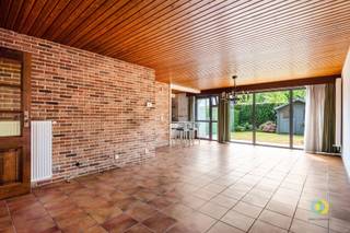 <p><span>In een rustige straat in Machelen vindt u deze goed onderhouden en charmante woning met garage, tuin en vier slaapkamers. Doorheen de jaren werden onder meer het dak, de ramen, de ketel, de ontkalker en de badkamer vernieuwd, waardoor de woning een verzorgde en comfortabele basis biedt voor wie op zoek is naar een praktische gezinswoning.</span></p><p><span>Via de inkomhal betreedt u de woning, met toegang tot een apart toilet en de leefruimte van 28,5 m². Deze aangename leefruimte sluit mooi aan op de eetkamer en open keuken, waardoor er een vlotte verbinding ontstaat tussen koken, tafelen en ontspannen. Zowel de keuken als de eetkamer geven rechtstreeks uit op de buitenruimte. De tuin is mooi afgebakend en bestaat uit een terras en groenzone, aangevuld met een praktisch tuinhuis. Hier geniet u van een rustige plek om buiten te eten, kinderen te laten spelen of gewoon even te ontspannen na de werkdag. Op het gelijkvloers bevinden zich daarnaast nog een kleine berging en een aparte garage. Op de eerste verdieping zijn er vier slaapkamers en een vernieuwde badkamer, wat de woning bijzonder geschikt maakt voor gezinnen of wie extra ruimte zoekt voor bureau, hobby of logeerkamer.</span></p><p><span>Een verzorgde woning met tuin, garage en vier slaapkamers op een rustige ligging in Diegem. Plan vandaag nog uw bezoek en ontdek zelf het wooncomfort dat deze woning te bieden heeft.</span></p><p><span> </span></p>
