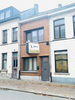 Nice house to renovate, just outside the ring road- New windows (front facade)- Renovation required- Within walking distance of the Vaart...