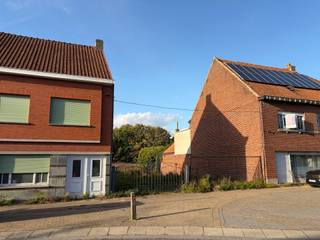 Deze bouwgrond is geschikt voor een 2- gevelwoning van 12 m breedte met grote tuin en garage, achterliggend is het bufferzone en het vrij zicht blijft, verkavelingsvergunning verkrijbaar na contact met ons kantoor.