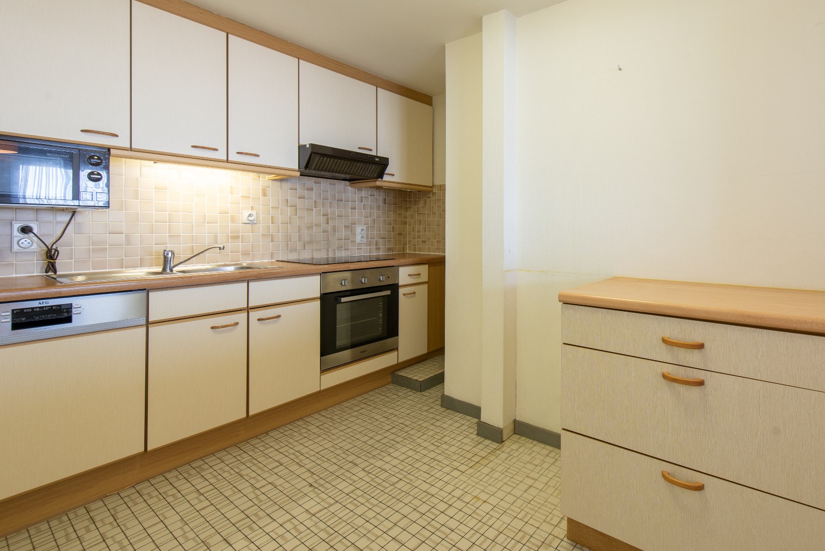 Instapklaar appartement op het gelijkvloers met prachtig zicht op zee. Gelegen aan de Zeedijk, op een toplocatie aan het strand. - foto 5