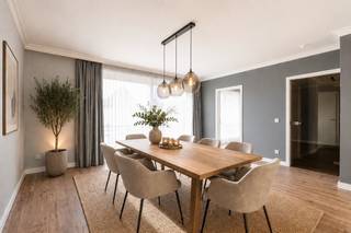Algemeen<br />In de Vredestraat te Tielt bevindt zich dit verzorgd appartement, gelegen in een aangename buurt op wandelafstand van het gezellige centrum. Dankzij deze uitstekende ligging geniet u van een vlotte bereikbaarheid en bevinden alle belangrijke faciliteiten zoals winkels, horeca en scholen zich in de nabije omgeving. Dit maakt het appartement geschikt voor wie comfortabel en centraal wil wonen.<br /><br />Indeling<br />Bij het betreden van het appartement komt u terecht in de inkomhal, die directe toegang biedt tot alle ruimtes. Achteraan bevindt zich de ruime en lichtrijke leefruimte, waar u ruimte genoeg heeft om een gezellige zithoek en een grote eettafel te plaatsen. Aansluitend vindt u de uitgeruste keuken, die dankzij het grote raam geniet van een aangename natuurlijke lichtinval.<br />Via de leefruimte heeft u toegang tot het zuidoostgericht terras, waar u in alle rust kan genieten van de zon en een open zicht.<br />Terug via de hal bereikt u de twee slaapkamers, de badkamer en ook nog een aparte wasruimte. De eerste slaapkamer is ruim en biedt voldoende plaats voor een dubbel bed en een kleerkast. De tweede kamer kan perfect ingericht worden als bureau of dressing of als tweede slaapkamer. De badkamer is uitgerust met een dubbel lavabomeubel en een ligbad. Daarnaast is er ook nog een apart gastentoilet voorzien in de hal. <br /><br />Varia<br />Bij dit appartement hoort ook een ondergrondse garagebox en berging die extra comfort en ruimte voor opslag bieden en aangekocht moeten worden voor 30.000 euro (excl. vraagprijs). De garagebox biedt plaats aan één wagen en is uitgerust met een manuele poort. Verder beschikt het appartement over een gunstig EPC-label B en is voorzien van een parlofoon en airconditioning. <br /><br />Troeven<br />* Zonnig terras<br />* Ruime leefruimte<br />* Centraal gelegen<br />* Garagebox met extra bergruimte<br /><br />Benieuwd naar de mogelijkheden die deze eigendom te bieden heeft? Neem dan gerust contact op met Loucka en ontdek zelf het potentieel van deze locatie.<br /><br />T: 0469 44 27 57<br />M: loucka@gentill.be