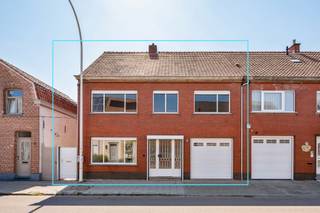 <p><strong>Verrassend ruime te renoveren gezinswoning met 4 slaapkamers, garage, tuin en grote zolder in centrum Essen</strong></p>
<p>Deze <strong>verrassend ruime gezinswoning</strong> biedt dankzij haar brede gevel, royale ruimtes en praktische indeling bijzonder veel mogelijkheden. Met <strong>vier volwaardige slaapkamers</strong>, een ruime leefruimte, aparte eetkamer, inpandige garage, kelder én een grote zolderverdieping beschikt de woning over heel wat ruimte voor een gezin. De woning dient volledig gerenoveerd te worden en vormt daardoor de ideale basis voor wie een woning volledig naar eigen smaak en hedendaagse woonwensen wil afwerken.</p>
<p><strong>Gelijkvloerse verdieping<br /></strong>-<strong> Ruime inkomhal</strong> met trap naar de verdieping en toegang tot de kelder<br />- <strong>Royale leefruimte</strong> met grote raampartijen aan voor- en achterzijde en veel natuurlijke lichtinval<br />-<strong> Aparte eetkamer</strong> met verbinding naar de overige ruimtes<br />-<strong> Afzonderlijke keuken</strong> met toegang tot de achterzijde van de woning<br />-<strong> Douchekamer</strong> voorzien van douche en lavabo<br />- <strong>Apart toilet<br /></strong>-<strong> Praktische berging<br /></strong>- <strong>Inpandige garage</strong> voor één wagen met elektrische garagepoort</p>
<p><strong>Eerste verdieping<br /></strong>- <strong>Ruime nachthal<br /></strong>- <strong>Vier volwaardige slaapkamers</strong> met grote raampartijen<br />- Praktische indeling met heel wat mogelijkheden voor een groot gezin, bureau- of hobbyruimte</p>
<p><strong>Zolderverdieping<br /></strong>- Via een <strong>vaste trap</strong> bereikbaar<br />- <strong>Zeer ruime zolder</strong> met een indrukwekkend volume<br />- Biedt naast veel bergruimte ook <strong>interessante mogelijkheden voor verdere inrichting</strong>, mits de nodige aanpassingen en vergunningen</p>
<p><strong>Kelderverdieping<br /></strong>- <strong>Kelderruimte</strong> bereikbaar vanuit de inkomhal<br />- Ideaal als bijkomende opslagruimte</p>
<p><strong>Tuin en buitenruimte<br /></strong>- <strong>Koer en tuin</strong> aan de achterzijde van de woning<br />- <strong>Praktisch zijpad</strong> waardoor de achterzijde rechtstreeks bereikbaar is vanaf de straat<br />- Verschillende bijhorende buitenruimtes met mogelijkheden om deze volledig naar eigen wens opnieuw aan te leggen</p>
<p><strong>Bijzonderheden<br /></strong>-<strong> Zeer ruime gezinswoning</strong> met een verrassend groot woonvolume<br />- <strong>Vier volwaardige slaapkamers<br /></strong>- <strong>Grote zolderverdieping</strong> bereikbaar via een vaste trap<br />-<strong> Inpandige garage</strong> met elektrische garagepoort<br />- <strong>Kelder<br /></strong>- <strong>Brede gevel</strong> en royale ruimtes<br />- <strong>Veel natuurlijke lichtinval</strong> dankzij de grote raampartijen<br />-<strong> Rolluiken<br /></strong>-<strong> Tuin en koer</strong> met afzonderlijke toegang via het zijpad<br />-<strong> Volledig te renoveren</strong>, ideaal voor wie de woning volledig naar eigen smaak wil moderniseren<br />- <strong>Tal van mogelijkheden</strong> voor een hedendaagse herindeling en afwerking</p>
<p><strong>Ligging</strong><br />Gelegen in het <strong>centrum van Essen</strong>, met winkels, scholen, horeca, openbaar vervoer en dagelijkse voorzieningen in de nabije omgeving. Ook het station van Essen en de belangrijkste verbindingswegen zijn vlot bereikbaar. Dankzij de centrale ligging vormt deze woning een interessante uitvalsbasis voor wie ruim wil wonen met alle voorzieningen binnen handbereik.</p>
<p>Een <strong>bijzonder ruime renovatiewoning met vier slaapkamers, garage, tuin en grote zolder</strong>, ideaal voor wie op zoek is naar veel ruimte en de mogelijkheid om een woning volledig naar eigen smaak en woonbehoeften te transformeren.</p>
<p>Bewoonbare opp. 190 m² ref.: bruto vloeropp. EPC-certificaat</p>