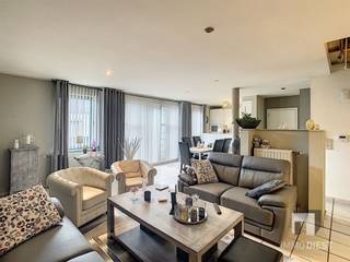 <p><span>Triplex appartement in het centrum van Tessenderlo met ingericht zolder en carport.<br />Ideaal gelegen vlakbij winkels/scholen/openbaar vervoer</span></p><p><span> </span></p><p><span>Dit appartement heeft volgende troeven:</span></p><p><span>+ Ruime woonkamer met open keuken;</span></p><p><span>+ Op de tweede verdieping leefruimte, open keuken, toilet en terrasje;</span></p><p><span>+ Op de derde verdieping twee slaapkamers, badkamer en berging;</span></p><p><span>+ Op de zolderverdieping studio = leefruimte, slaapkamer en badkamer;</span></p><p><span>+ 3 slaapkamers (4 mogelijk);</span></p><p><span>+ Centrum locatie, alles op wandelafstand;</span></p><p><span>+ Kelderberging;</span></p><p><span>+ Carport;<br />De huurprijs is €950,00 gemeenschappelijke kosten inbegrepen</span></p><p><span> </span></p><p><span>Wenst u dit appartement te bezoeken?</span></p><p><span>Vraag dan zeker uw bezoek aan op onze website <span>www.immodiest.be/te-huur</span></span><span> via de oranje knop.</span></p><p><span>Van zodra wij uw gegevens hebben ontvangen nemen wij contact met u op.</span></p><p><span> </span></p>