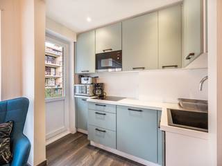 Op de eerste verdieping van de kleinschalige residentie Wullok bevindt zich dit knusse appartement met 2 slaapkamers. Dit appartement geniet van een centrale, maar toch rustige ligging! <br /><br />Het appartement werd als volgt ingedeeld: inkomhal | leefruimte met open keuken en klein balkon | afzonderlijk toilet | slaapkamer met douche uitgevend op balkon | tweede slaapkamer | douchekamer. <br /><br />Geen lift = geen gemeenschappelijke lasten! <br /><br />Elektriciteit = conform. Positief attest aanwezig. <br /><br />Op zoek naar een tweede verblijf in een rustige, kleinschalige residentie? Contacteer ons vandaag nog voor een afspraak ter plaatse!