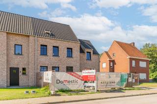 <h1>Exclusieve nieuwbouwwoning met zuidgerichte tuin en vrije afwerking</h1>
<p>In de rustige woonomgeving in Beerse bevindt zich deze uitzonderlijke nieuwbouwwoning op een perceel van 585 m². Een eigendom waar ruimte, licht en hedendaags wooncomfort samenkomen en waar u nog mee richting kunt geven aan de uiteindelijke afwerking van uw toekomstige thuis. Met een bewoonbare oppervlakte van maar liefst 284 m², een ruime garage of bijgebouw van 40 m², vier slaapkamers en een afzonderlijk bureau biedt deze woning alle ruimte voor comfortabel gezinsleven, thuiswerk en ontspanning.</p>
<p>De architectuur werd ontworpen met bijzondere aandacht voor licht en leefkwaliteit. De royale leefruimte wordt gekenmerkt door indrukwekkende kamerhoge raampartijen die zorgen voor een overvloed aan natuurlijk daglicht en een prachtige verbinding met de zuidgerichte tuin. Hierdoor ontstaat een open en ruimtelijk gevoel dat in elk seizoen tot zijn recht komt. De huidige foto's geven een tussenfase van de bouwwerken weer. Tegen oplevering zal de woning zich in een verder afgewerkt stadium bevinden, terwijl u als koper nog de mogelijkheid behoudt om belangrijke afwerkingskeuzes zelf te bepalen. De inrichting van de keuken, badkamer, vloeren, binnendeuren en tuinaanleg kan nog naar eigen voorkeur worden ingevuld, zodat uw nieuwe thuis volledig aansluit bij uw smaak, comfortwensen en levensstijl. De vermelde verkoopprijs heeft betrekking op de woning zoals voorzien in het lastenboek. De afwerking van keuken, badkamer en sanitair, vloeren, binnendeuren, tuinaanleg en eventuele persoonlijke meerwerken is niet inbegrepen in de geafficheerde prijs en kan volledig volgens uw wensen worden samengesteld. Ook op technisch vlak werd gekozen voor duurzaamheid en toekomstgericht wonen. Dankzij de combinatie van een warmtepomp, een ventilatiesysteem en hoogwaardige isolatie voldoet deze woning aan de hedendaagse energie-eisen en geniet u van een aangenaam binnenklimaat met een laag energieverbruik.</p>
<h3>Troeven</h3>
<ul>
<li>Perceel van 585 m²</li>
<li>Bewoonbare oppervlakte van 284 m²</li>
<li>Zuidgerichte tuin</li>
<li>Kamerhoge ramen met maximale lichtinval</li>
<li>4 volwaardige slaapkamers</li>
<li>Afzonderlijk bureau of praktijkruimte</li>
<li>Garage/bijgebouw van 40 m²</li>
<li>Vrije keuze in belangrijke afwerkingen</li>
<li>Energiezuinige nieuwbouw met warmtepomp</li>
<li>Vlotte verbinding naar winkels, scholen en invalswegen</li>
</ul>
<p>Een unieke kans voor wie op zoek is naar een ruime gezinswoning met karakter, hedendaags comfort en de mogelijkheid om de afwerking mee vorm te geven volgens eigen smaak en budget.</p>
<p><strong>Plannen, lastenboek, afwerkingsmogelijkheden en prijsinformatie zijn verkrijgbaar op kantoor. (Domestic makelaars) Wij begeleiden u graag bij de realisatie van uw toekomstige droomwoning. Contact Dirk Luyckx 014 61 03 86 of via dl@domestic.be<br /><br />De vermelde verkoopprijs is exclusief btw op de constructiewaarde en exclusief registratierechten op het grondaandeel, evenals de bijhorende notariële akte- en dossierkosten. </strong></p>