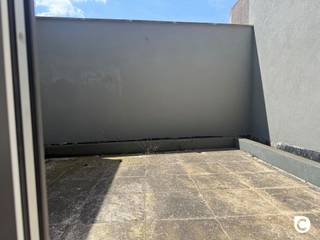 <p><span>Karaktervolle woning met 5 slaapkamers, 2 badkamers en tal van mogelijkheden</span></p><p><span>Deze ruime woning werd reeds volledig gestript en vormt de ideale basis om verder af te werken naar eigen smaak en wensen. De ramen werden al vernieuwd, waardoor een belangrijke investering reeds achter de rug is.</span></p><p><span>Met maar liefst 5 slaapkamers en 2 badkamers biedt deze woning uitzonderlijk veel ruimte voor grote gezinnen, samengestelde gezinnen of wie wonen en werken wil combineren.</span></p><p><span>Buiten geniet u van een aangename koer/tuin met een gunstige zuidwestoriëntatie, waar u de hele namiddag en avond van de zon kunt genieten. Dankzij de uitstekende privacy creëert u hier een rustige en beschutte buitenruimte.</span></p><p><span>Extra troeven:</span></p><ul><li><span>Mooie en karaktervolle voorgevel </span></li><li><span>Hoge plafonds die zorgen voor een ruimtelijk gevoel </span></li><li><span>Gunstig EPC met B-label </span></li><li><span>5 volwaardige slaapkamers </span></li><li><span>2 badkamers </span></li><li><span>Vernieuwde ramen </span></li><li><span>Tal van mogelijkheden om de woning volledig naar eigen smaak af te werken </span></li></ul><p><span>Een unieke opportuniteit voor wie op zoek is naar een ruime woning met karakter en de vrijheid om er zijn eigen droomwoning van te maken.</span></p>
