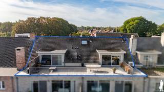 <strong>Instapklaar penthouse met riant dakterras van maar liefst 62 m² in centrum 's Gravenwezel!</strong><br /><br /><strong>Dit ruime en lichtrijke penthouse, op wandelafstand van winkels en horeca, werd zeer degelijk afgewerkt en piekfijn onderhouden. Zeer uitzonderlijk zijn de 5! ondergrondse staanplaatsen en dubbele kelderbering. </strong><br /><br /><strong>Indeling:</strong><br />
<ul>
<li><strong>Inkomhal </strong>met gastentoilet en handenwasser</li>
<li>Via een glazen deur toegang tot de ruime <strong>leefruimte</strong> op parket</li>
<li><strong>Woonkamer </strong>met <strong>gashaard</strong>, <strong>maatwerk tv-wand</strong>, <strong>warmtepomp </strong>met <strong>aircofunctie </strong>en schuifraam naar het <strong>terras</strong></li>
<li><strong>Open leefkeuken</strong> met <strong>centraal kookeiland</strong>, rondom voorzien van kastruimte en <strong>geïntegreerde verlichting</strong></li>
<li>Keuken uitgerust met AEG inductiekookplaat, geïntegreerde Novy dampkap, spoelbak, AEG vaatwasser, AEG koelkast met vriesvak, AEG combi-oven en AEG heteluchtoven</li>
<li><strong>Achterliggende berging/wasplaats </strong>met aansluiting voor wasapparatuur, cv-installatie en ventilatiesysteem</li>
<li><strong>Zeer ruime hoofdslaapkamer </strong>op <strong>parket</strong> met <strong>maatkasten </strong>en toegang tot het<strong> terras</strong></li>
<li><strong>Tweede slaapkamer </strong>op <strong>parket </strong>met toegang via vlizotrap tot een<strong> zeer ruime bergzolder</strong></li>
<li><strong>Badkamer </strong>met <strong>inloopdouche</strong>, <strong>ligbad</strong>, hangtoilet en wastafel</li>
</ul>
<strong>Terras</strong><br />
<ul>
<li><strong>Zeer ruim en zonnig dakterras </strong>van ca. 62 m² met uitgestrekt zicht op de kerktoren van 's Gravenwezel.</li>
<li>Rechtstreeks toegankelijk vanuit woonkamer en hoofdslaapkamer</li>
<li>Voorzien van buitenverlichting en stopcontacten</li>
</ul>
<strong>Algemeen</strong><br />
<ul>
<li>Volledig instapklaar en uitstekend onderhouden</li>
<li>Gunstig EPC-label</li>
<li>Overal vloerverwarming (op gas)</li>
<li>Warmtepomp met aircofunctie in leefruimte</li>
<li>Ventilatiesysteem type C</li>
<li><strong>Lift </strong>aanwezig</li>
<li>Veiligheidsdeur</li>
<li>Videofonie</li>
<li>Vliegenhorren</li>
<li>Veel maatwerk en ingemaakte kasten</li>
<li>Gunstig en centraal gelegen op wandelafstand van het centrum, winkels, horeca en dagelijkse voorzieningen</li>
<li>Stedenbouwkundige inlichtingen in aanvraag</li>
</ul>