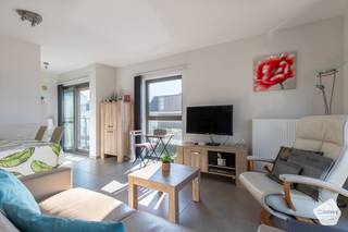 Dit prachtige appartement, gelegen in een <strong>recent</strong> en <strong>modern</strong> <strong>gebouw</strong>, biedt alles wat je nodig hebt voor een comfortabele en luxe levensstijl. Het beschikt over <strong>twee</strong> <strong>ruime</strong> en lichte <strong>slaapkamers</strong>, elk met voldoende ruimte voor een tweepersoonsbed en extra opbergruimte. De <strong>badkamer</strong> is uitgerust met een <strong>bad</strong>.<br /><br />De <strong>lichtrijke</strong> <strong>leefruimte</strong> is de perfecte plek om te ontspannen, met grote ramen die zorgen voor een overvloed aan <strong>natuurlijk</strong> <strong>licht</strong>. De volledig <strong>geïnstalleerde</strong> <strong>keuken</strong> is voorzien van de nieuwste apparatuur. De open indeling van de keuken en de leefruimte maakt het appartement <strong>gezellig</strong> en <strong>ruim</strong>. Vanuit de woonkamer heb je toegang tot <strong>twee</strong> <strong>terrassen</strong>. Het <strong>eerste</strong> <strong>terras</strong> is <strong>zuidgericht</strong>, wat je de mogelijkheid biedt om volop van de zon te genieten, terwijl je op het <strong>tweede</strong> <strong>terras</strong> <strong>lateraal</strong> <strong>zeezicht</strong> hebt, wat zorgt voor een serene en rustgevende omgeving.<br /><br />Met een <strong>EPC A-score</strong> is dit appartement niet alleen stijlvol en praktisch, maar ook energie-efficiënt, wat zorgt voor lagere energiekosten en een <strong>duurzamer</strong> <strong>wonen</strong>. Het appartement heeft daarnaast een <strong>privatieve</strong> <strong>berging</strong> op het gelijkvloers, ideaal voor het opbergen van extra spullen.<br />De <strong>gemeenschappelijke</strong> <strong>fietsenstalling</strong> biedt een veilige plek om je fiets te parkeren. Het appartement wordt volledig <strong>gemeubeld</strong> <strong>aangeboden</strong>, waardoor je meteen kunt verhuizen zonder extra zorgen.<br /><br />De bereikbaarheid is <strong>uitstekend</strong>: de <strong>lift</strong> brengt je gemakkelijk naar je verdieping, en je bevindt je op slechts een <strong>paar</strong> <strong>stappen</strong> van het <strong>strand</strong>, waar je kunt genieten van de zee en het strand. Bovendien stopt de <strong>trein</strong> op slechts <strong>vijf</strong> <strong>minuten</strong> van het <strong>appartement</strong>, waardoor je vlot toegang hebt tot andere steden en regio’s.