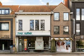 Op zoek naar een pand waar je wonen en werken kan combineren, of een interessante investering met toekomst? Dan is dit veelzijdige handelshuis op de Kapelsesteenweg in Ekeren absoluut het ontdekken waard. Dankzij de centrale en commerciële ligging met een mooie passage en visibiliteit, vormt dit pand de ideale uitvalsbasis voor zowel zelfstandigen als investeerders.<br /><br />Het gelijkvloers is momenteel ingericht als brillenwinkel, maar biedt tal van mogelijkheden voor een andere commerciële invulling zoals een kantoor, praktijkruimte, showroom of winkel. De grote raampartijen zorgen voor een aangename lichtinval en maken van dit niveau een uitnodigende en zichtbare handelsruimte. Achteraan bevindt zich bovendien een gezellige stadstuin, een onverwachte troef die zowel privé als professioneel kan worden benut.<br /><br />Op de eerste en tweede verdieping bevindt zich een casco duplex appartement dat volledig naar eigen smaak en noden kan worden afgewerkt. Dit biedt bijzonder veel flexibiliteit: je kan hier zelf wonen in combinatie met je zaak, of kiezen voor een aparte woonentiteit met verhuurmogelijkheden en dus extra rendement. De structuur is aanwezig, maar de afwerking laat je toe om het pand volledig naar jouw visie in te richten.<br /><br />Nog een laatste en zeer belangrijke troef is de achteringang via een poort langs de Oudebaan, een duidelijke meerwaarde voor zowel privé als professioneel gebruik.<br /><br />Dit is een pand met karakter, ruimte en vooral potentieel. Ideaal voor wie opportuniteiten ziet en zelf de invulling wil bepalen. interesse? Info@neonvastgoed.be of 03/336.88.88