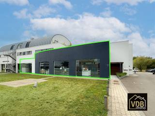 Volledig afgewerkt, modern handelspand (GV 294 m² en -1 magazijn 119 m² en grote goederenlift) met huurcontract 3-6-9. Dit mooie pand is...