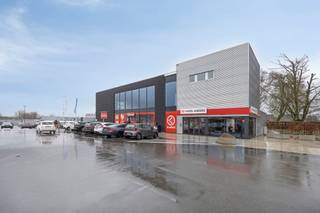 Deze ruime en moderne kantoorruimte van ca. 320 m² is gelegen op een uiterst commerciële locatie in Diepenbeek, boven het winkelcentrum...
