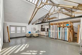 In het uitzonderlijke en geklasseerde kader van de voormalige Veeartsenijschool in Anderlecht bevindt zich dit prachtige loftappartement van ±168...