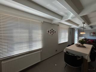 Karaktervolle visserswoning in Wenduine.
Charmante en uitstekend onderhouden woning
uit 2010. De woning werd casco aangekocht en met veel zorg afgewerkt met kwalitatieve en duurzame materialen door eigen geselecteerde
vakmensen. De ligging aan de rand van het park geniet veel privacy en rust. Direct aan zee en tramhalte voor de deur. De woning beschikt over : ramen en deuren in meranti hout met arduinen dorpels, Duitse kwaliteitskeuken van Nolte, massief parket in de master bedroom, laminaatparket op de bovenverdieping, moderne keramische vloer-en wandtegels, plafondbalken bekleedt met mdf , verlaagde plafonds met inbouwspots, muren met glad pleisterwerk afgewerkt met geschilderd vliesbehang, praktische inbouwkasten in hall beneden en boven, dichte beuken trap, hoogrendementsgasketel. Buiten beschikt de woning over een groot terras met grote zonneluifel, alsook een ruim tuinhuis wat zorgt voor extra bergruimte. Tevens is er ook een privéparking dichtbij de woning. Prijs overname inboedel is bespreekbaar. Een ideale woning voor wie op zoek is naar een instapklaar tweede verblijf , een aangename kustwoning of een Interessante investering 