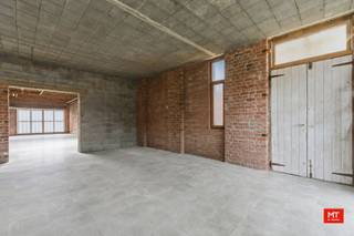 In het centrum van Zonnebeke, op wandelafstand van alle faciliteiten en met een vlotte verbinding naar de A19 Ieper–Kortrijk, bevindt zich deze ruime woning met atelier. Met een <strong>bewoonbare oppervlakte van 255 m² en een atelier/garage van 90 m²</strong> met verdieping biedt deze eigendom tal van mogelijkheden. Hieronder vindt u de indeling en enkele interessante troeven terug.<br /><br /><strong>Indeling van het pand</strong>
<ul>
<li>Gelijkvloerse verdieping bestaat uit woon- en eetkamer (40 m²), keuken (38 m²) voorzien van koelkast, oven, vaatwasser, kookplaat, dampkap en dubbele spoelbak. Daarnaast hebben we nog een berging van 5 m², toilet en kelder.</li>
<li>1ste verdieping: nachthal (9 m²), drie slaapkamers (19 m² – 15 m² – 14 m²) en een badkamer (7 m²) uitgerust met toilet, douche en enkelvoudig wasmeubel. Daarnaast bevindt zich op deze verdieping nog een extra kamer die kan dienen als bijkomende slaapkamer en die toegang biedt tot de zolder. De zolder biedt bovendien potentieel voor het creëren van extra kamers.</li>
</ul>
<br /><strong>Kenmerken</strong>
<ul>
<li>Zuidgerichte koer </li>
<li>Om te voldoen aan de renovatieplicht is het voldoende om het dak te isoleren (18 cm MW) en de rechtse muur op het eerste verdiep + zolder met 6cm PIR platen aan de binnenzijde; </li>
<li>Elektriciteit is niet conform. Er werd een offerte opgemaakt en dit komt op 2318.75 EUR.</li>
</ul>
<br />Benieuwd naar de indeling? Check zeker onderstaande <strong>video</strong>. <br />Link: https://youtube.com/shorts/FwU-1fqOhAU?feature=share<br /><br /><em>Deze eigendom staat te koop met een vanafprijs van €199.000. Elk bod vanaf deze prijs wordt voorgelegd aan de eigenaars die dit al dan niet aanvaarden. De initiële vraagprijs was €240.000.</em><br /><br />Interesse? Bel gerust Eden op 0470 43 78 21 of mail info@minthus.be voor een vrijblijvend bezoekje!